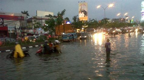 Foto Banjir Akses Jalan Margonda Raya Terputus