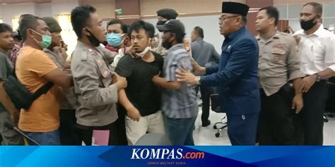 Demo Warga Korban Banjir Bandang Di Dprd Luwu Utara Berakhir Ricuh