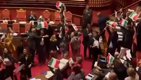 Opposizione Sventola Tricolore In Senato Sospesa La Seduta Sul