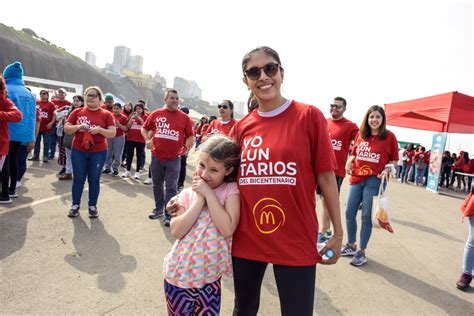 D A Mundial De Limpieza De Playas Voluntarios Del Bicentenario Retiran