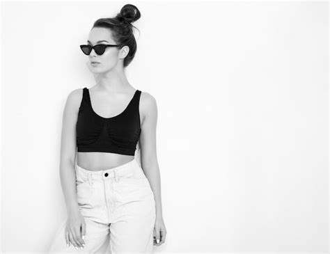 Retrato do modelo de menina jovem morena linda maquiagem nude no verão camiseta e jeans top