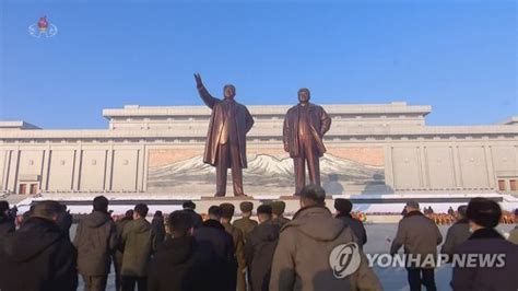 카메라에 담긴 북한 풍경 김정일 사망 11주기 맞아 북한 주민들 김일성·김정일 동상에 헌화 Zum 뉴스