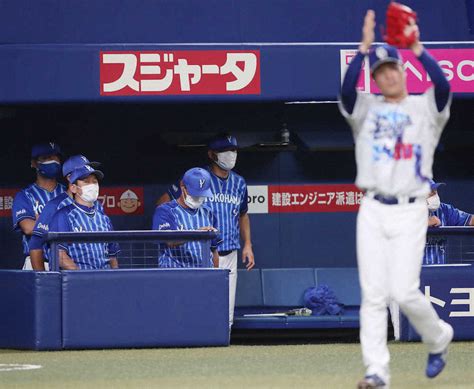 ＜中・d＞7回、代打・大和の右飛が犠飛とならず、ベンチでガックリの三浦監督（左）（撮影・椎名 航） ― スポニチ Sponichi Annex 野球