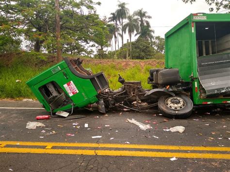 Motorista fica ferido após carreta bebidas bater em árvore em