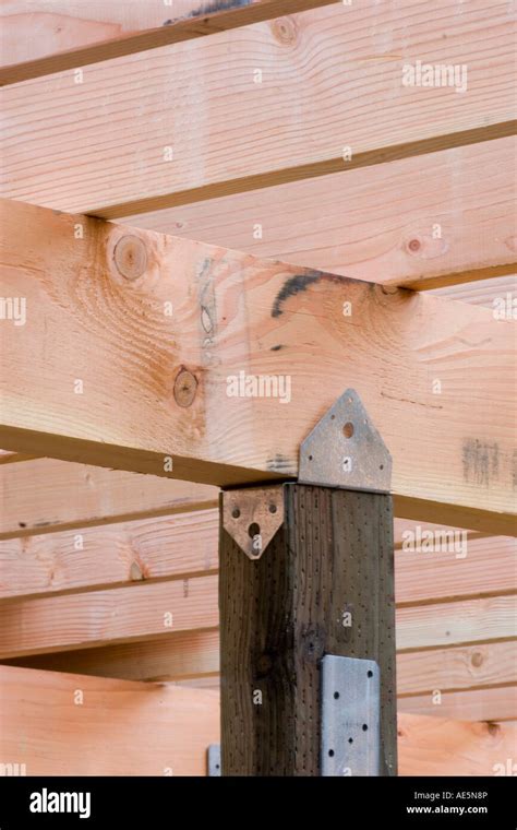 Poster de bois traité sous pression holding up girder et série de