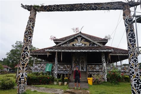 Kepala Naga Di Atap Rumah Lamin