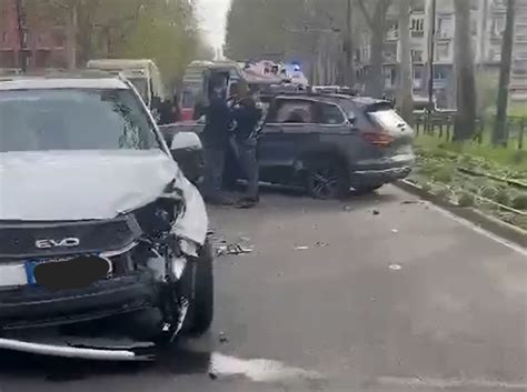 Brutto Incidente In Corso Turati Tre Auto Coinvolte Due Le Persone