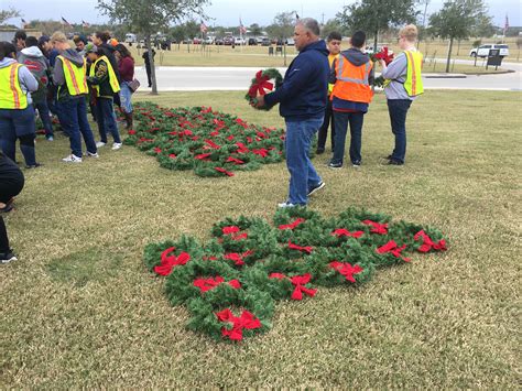 Veterans honored with holiday wreath ceremony | kcentv.com