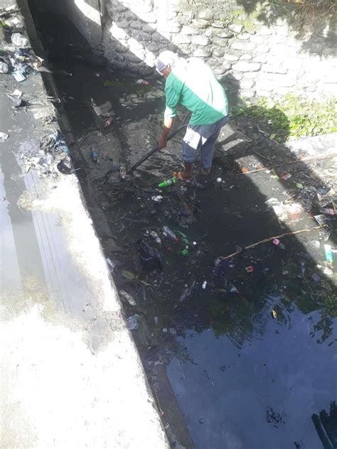 Paglilinis Ng Mga Kanal At Mga Daluyan Ng Tubig Sa Barangay Sta Cruz