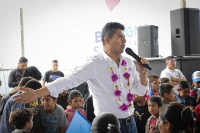 Lalo Rivera se compromete a brindar mejores caminos a Quimixtlán