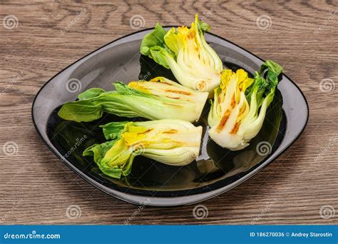 Ensalada De Bok Choy A La Parrilla Foto De Archivo Imagen De Alto