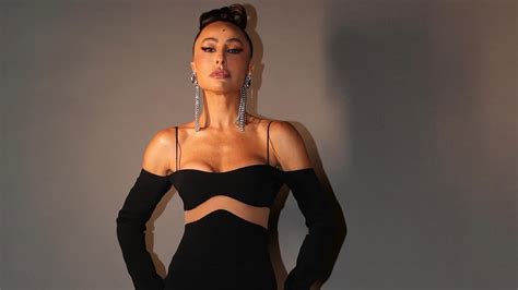 Sabrina Sato Aposta Em Mini Saia E Cropped Ousado Para Rock In Rio