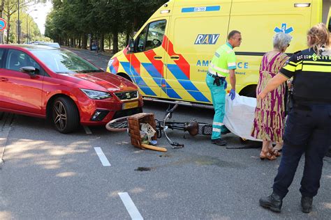 Fietsende Vrouw Raakt Gewond Bij Aanrijding Aan De Groenewoudlaan Waalwijk