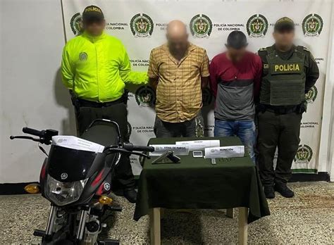 Atrapan a dos hombres con arma de fuego y municiones en El Difícil