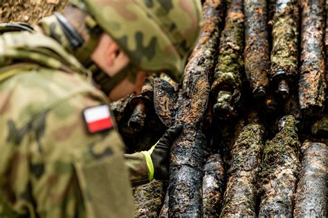 Pocisk artyleryjski przy SP1 w Krośnie Saperzy przeprowadzili ewakuację