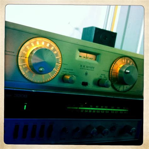 An Old Fashioned Radio Sitting On Top Of A Table