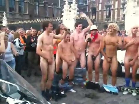 Fench students naked in public ThisVid 日本語で