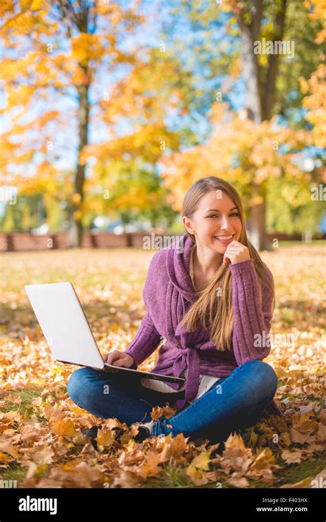 Femme Assise Au Sol Banque De Photographies Et Dimages à Haute