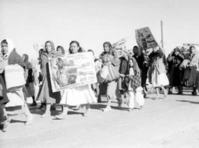 Mujeres Y Mineros De Nueva Rosita Con Carteles Durante Caravana Del