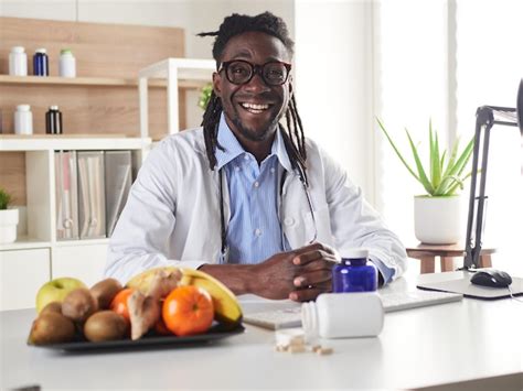 Premium Photo Afroamerican Nutritionist Looking At Camera And Showing