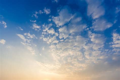 Cielo Y Nubes Hermosos Fondo Relajante Del Cielo Con Luz Del Sol Suave