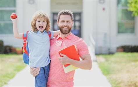 Retrato De Feliz Pai E Filho Voltam Da Escola Foto Premium