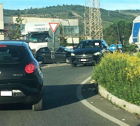 Maddaloni Auto Imbocca Contromano Le Rotonde Di Accesso Al Ponte