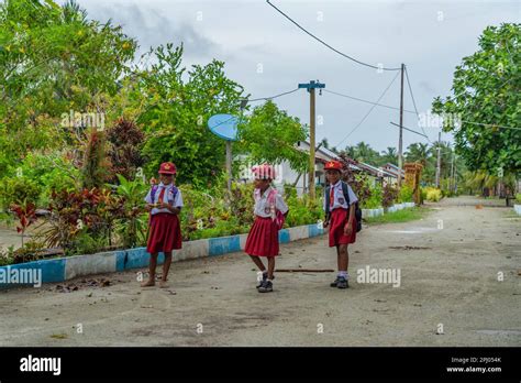 Waisai Papouasie occidentale Indonésie février 2023 trois enfants