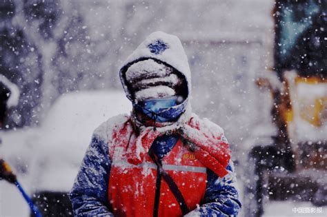 道听图说 迎风冒雪拍佳片雪花人物相机