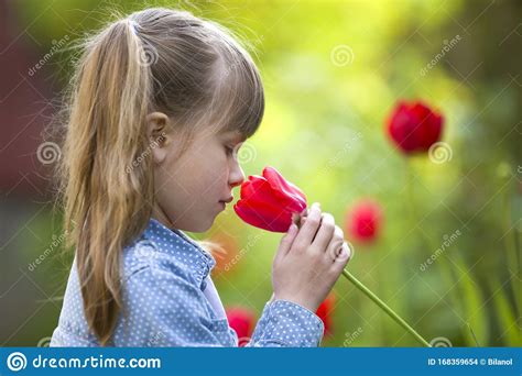 Profil De Jolie Fille Mignonne Sourire Denfant Avec Des Yeux Gris Et