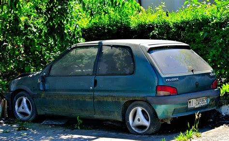 Peugeot 106XT Ferma Da Tempo Immemore Davanti Ad Un Offici