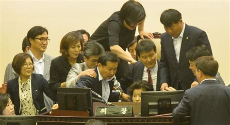 경기도의회 ‘한국사 국정화 반대 건의안 마찰