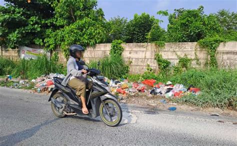 Abaikan Larangan Warga Cuek Buang Sampah Di Jalan Rajawali Sakti Panam