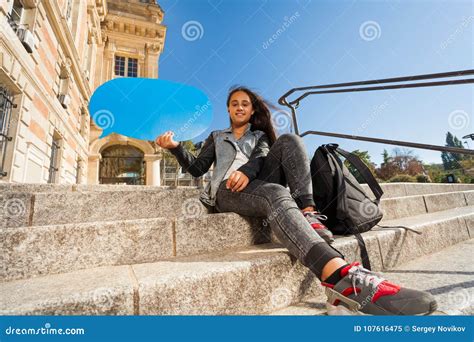 Fille S Asseyant Sur L Escalier Avec La Bulle De La Parole Image Stock