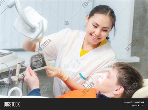 Dentist Showing X-ray Image & Photo (Free Trial) | Bigstock