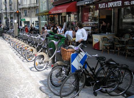 Paris launches world’s largest bike sharing system