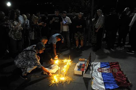 FOTO Građani ispred Hrama Svetog Save pale sveće stradalima na Kosovu