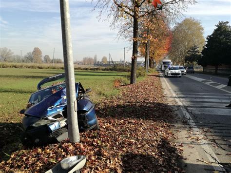 Tragico Incidente Davanti Al Cimitero Con L Auto Contro Un Palo Muore