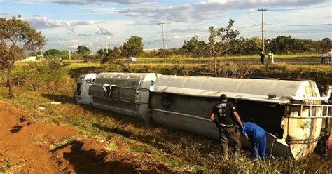 G1 Carreta álcool tomba em MG e parte do produto vaza na BR 452