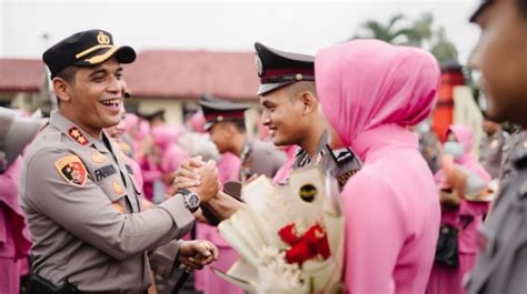 Yeni Inka Deg Degan Dampingi Suami Upacara Kenaikan Pangkat