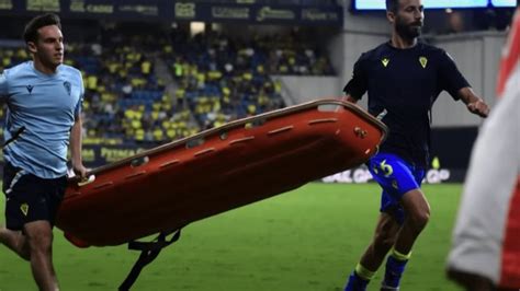 Aficionado Sufro Paro Cardiaco En Estadio Del C Diz