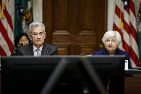 Yellen, Powell Compromised on a Comma as They Vied for Fed Chair ...