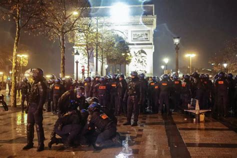 Regardez Émeutes à travers Paris entre les fans et la police après la