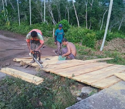 GoRiau Warga Desa Renak Dungun Swadaya Perbaiki Jembatan Rusak Di