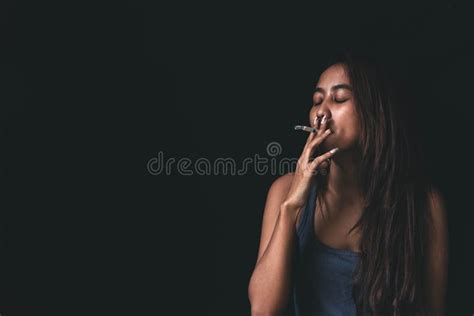 Mulher Que Fuma Um Cigarro No Fundo Preto Retrato Da Para Ser Foto De