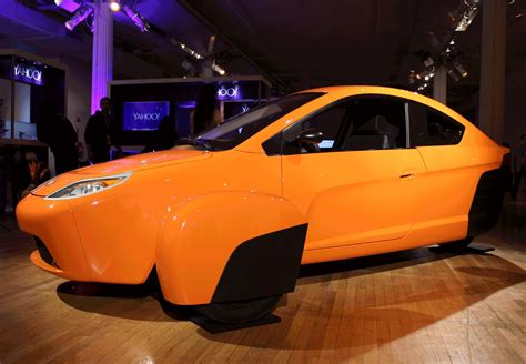 Elio 84-MPG Three-Wheel Prototype: Driven In Parking Lot (Video)