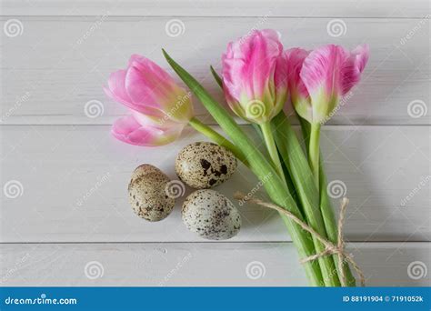 Tulipas Bonitas Os Ovos De Codorniz No Fundo De Madeira Claro Foto