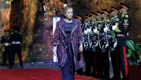 Giorgia Meloni I Look Di Bali Il Blazer Rosa E L Abito Da Sera Etnico