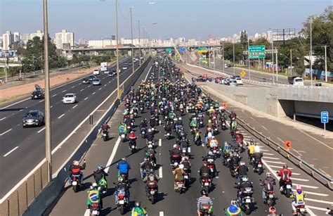 Motociata reúne apoiadores de Bolsonaro em trajeto por Porto Alegre e