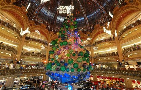 A Rvore De Natal Gigante Dentro Do Armaz M Parisiense De Galeries